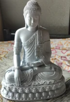 Seated figure model with folds and a patterned circular base